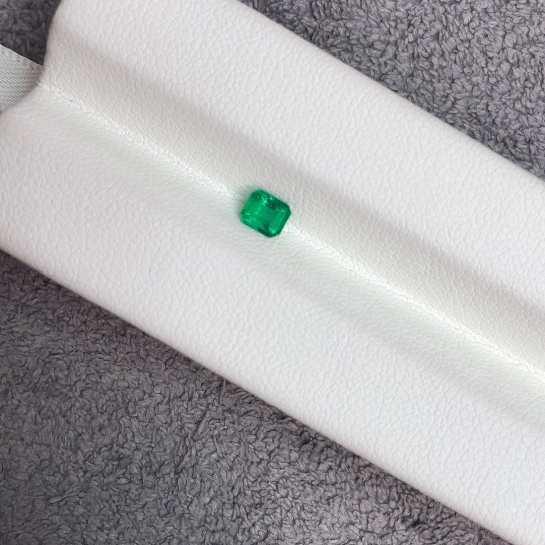 祖母绿裸石未镶嵌瞅*0.31Ct。  