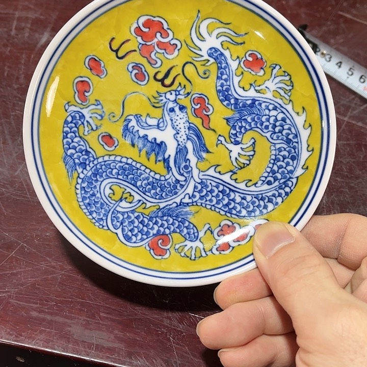 瓷片//////直径13.5厘米。红 