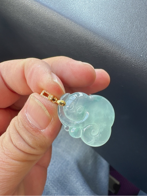 18 K金镶嵌天然缅甸翡翠A货金丝阳绿大如意