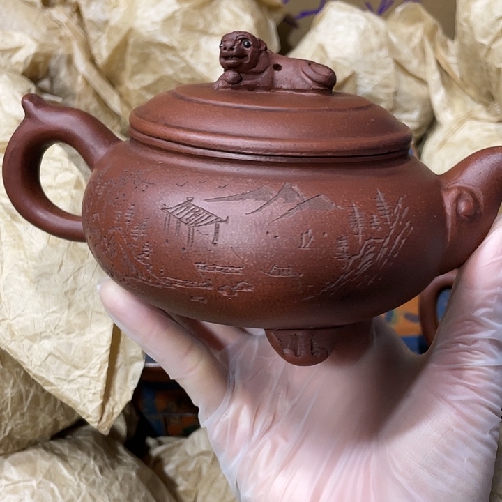 紫砂茶壶矿泥料，手工制作的一把紫砂壶。