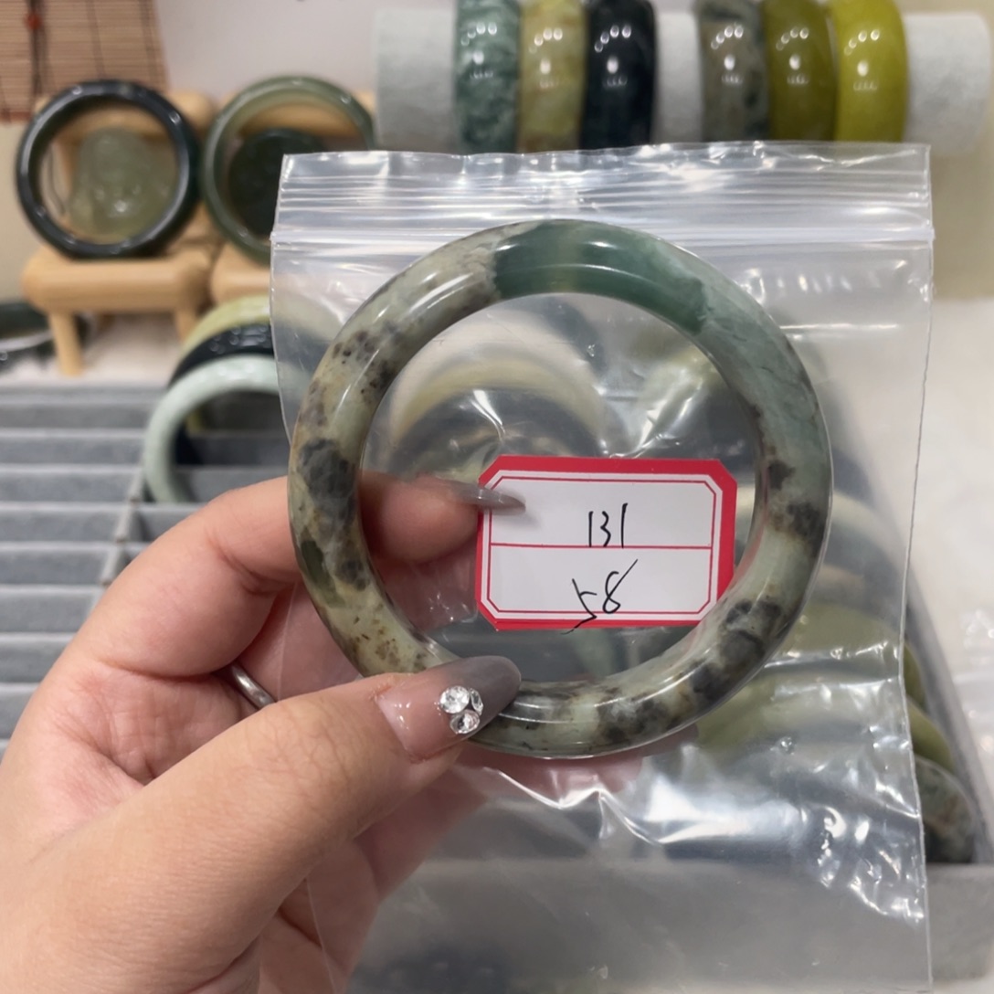 蛇纹石玉手镯未镶嵌