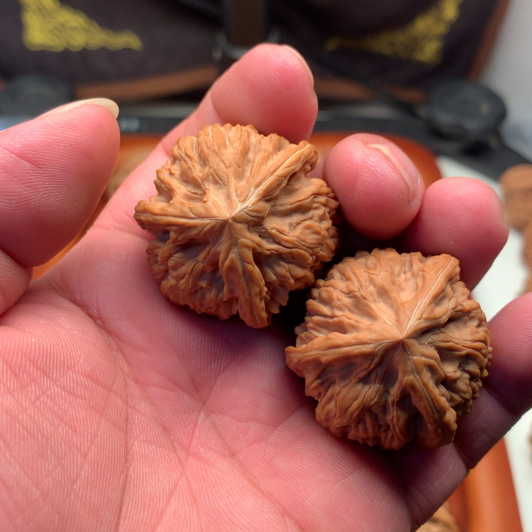 *****文玩核桃把件精品玉龙粗筋三棱