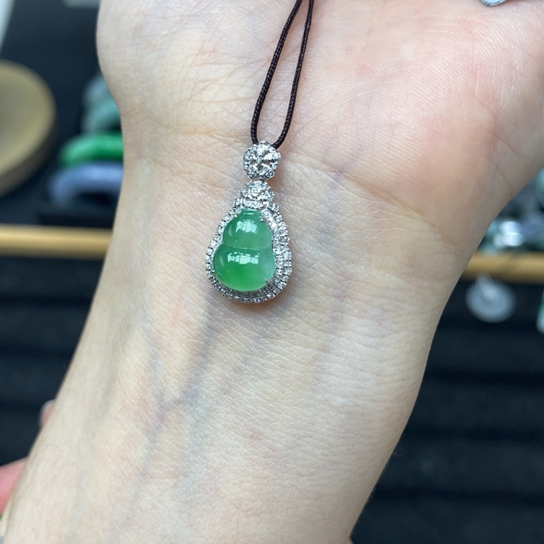 颈饰18K金镶嵌翡翠