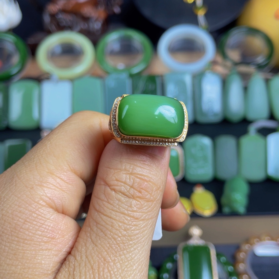 18K金镶嵌戒指和田玉（碧玉）梨