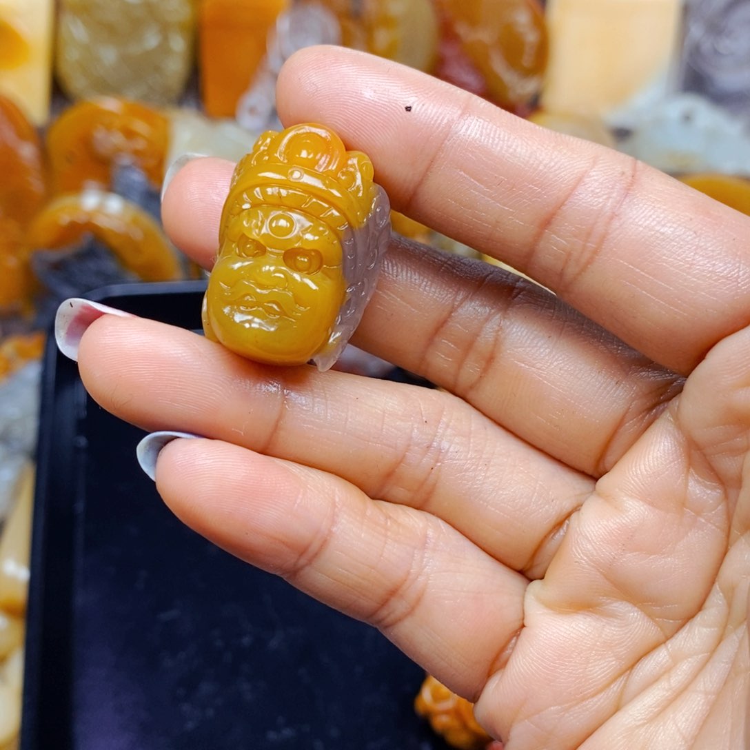 石英质玉（黄龙玉）未镶嵌颈饰