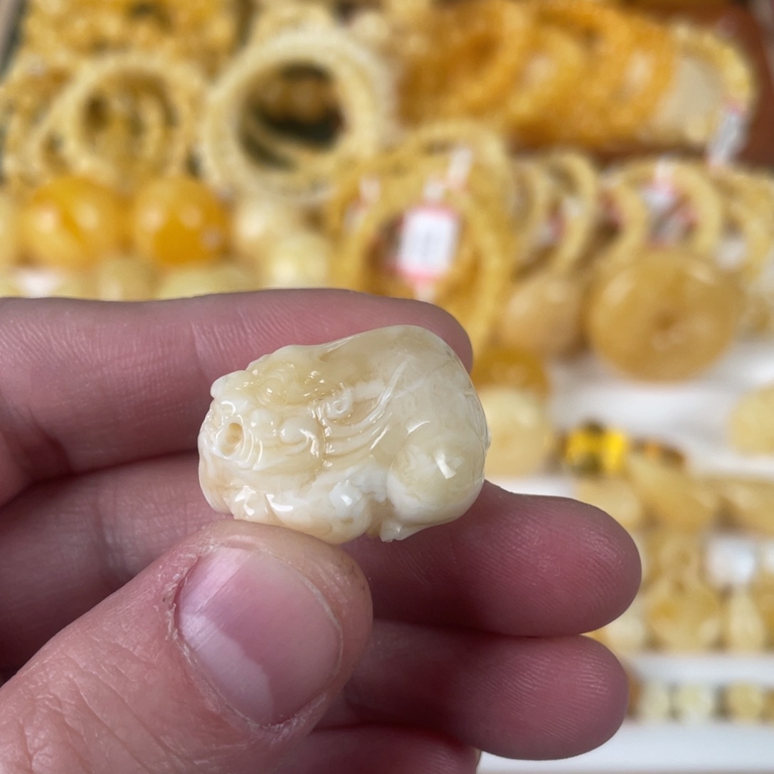 蜜蜡裸石未镶嵌貔貅