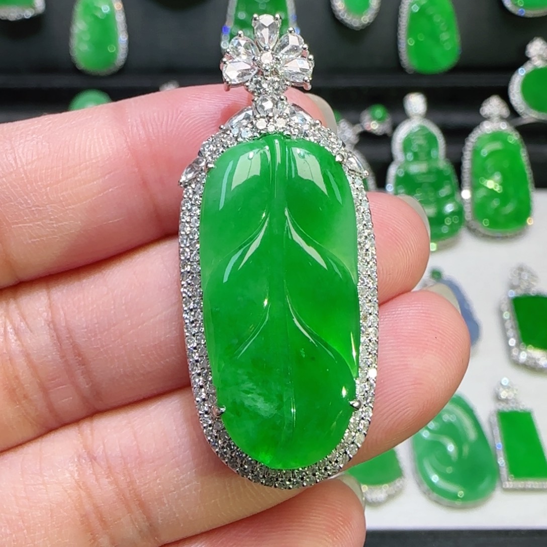 翡翠18K金镶嵌颈饰吊坠