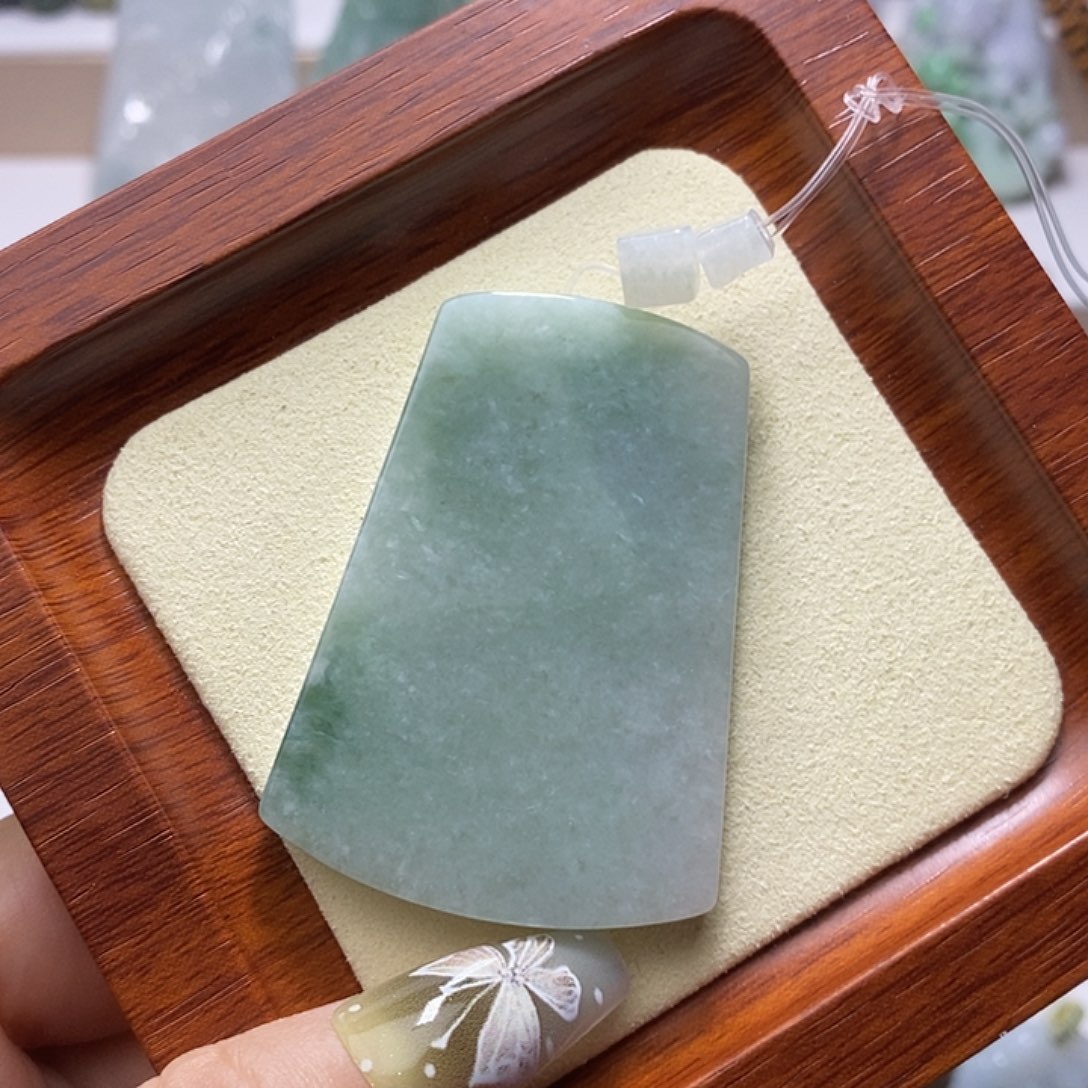 翡翠未镶嵌颈饰无事牌