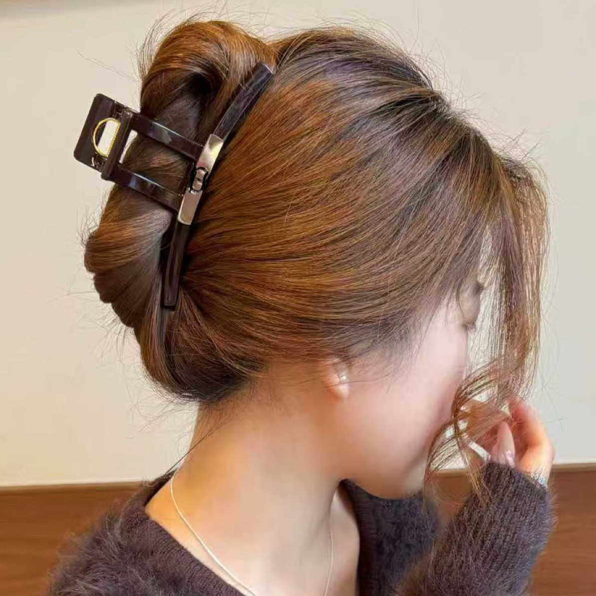 女钛钢字母鲨鱼夹夹简约高级感法式复古百搭后脑勺抓夹时尚感新款