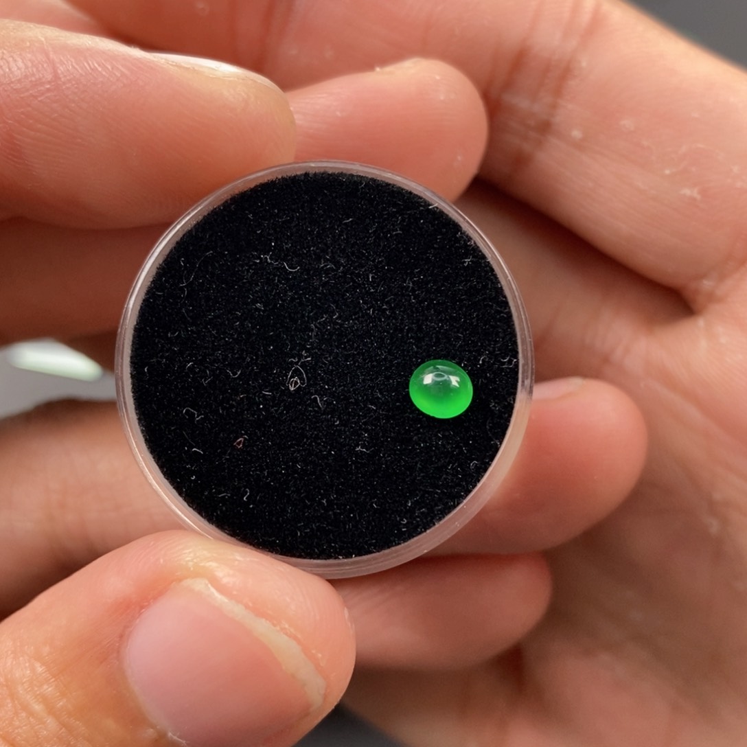 翡翠耳饰未镶嵌翡翠