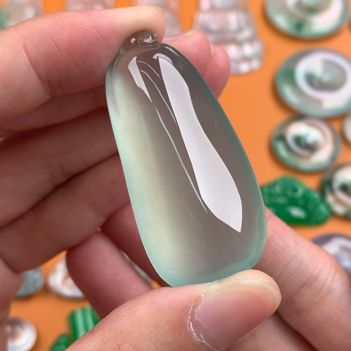 翡翠挂件未镶嵌…..