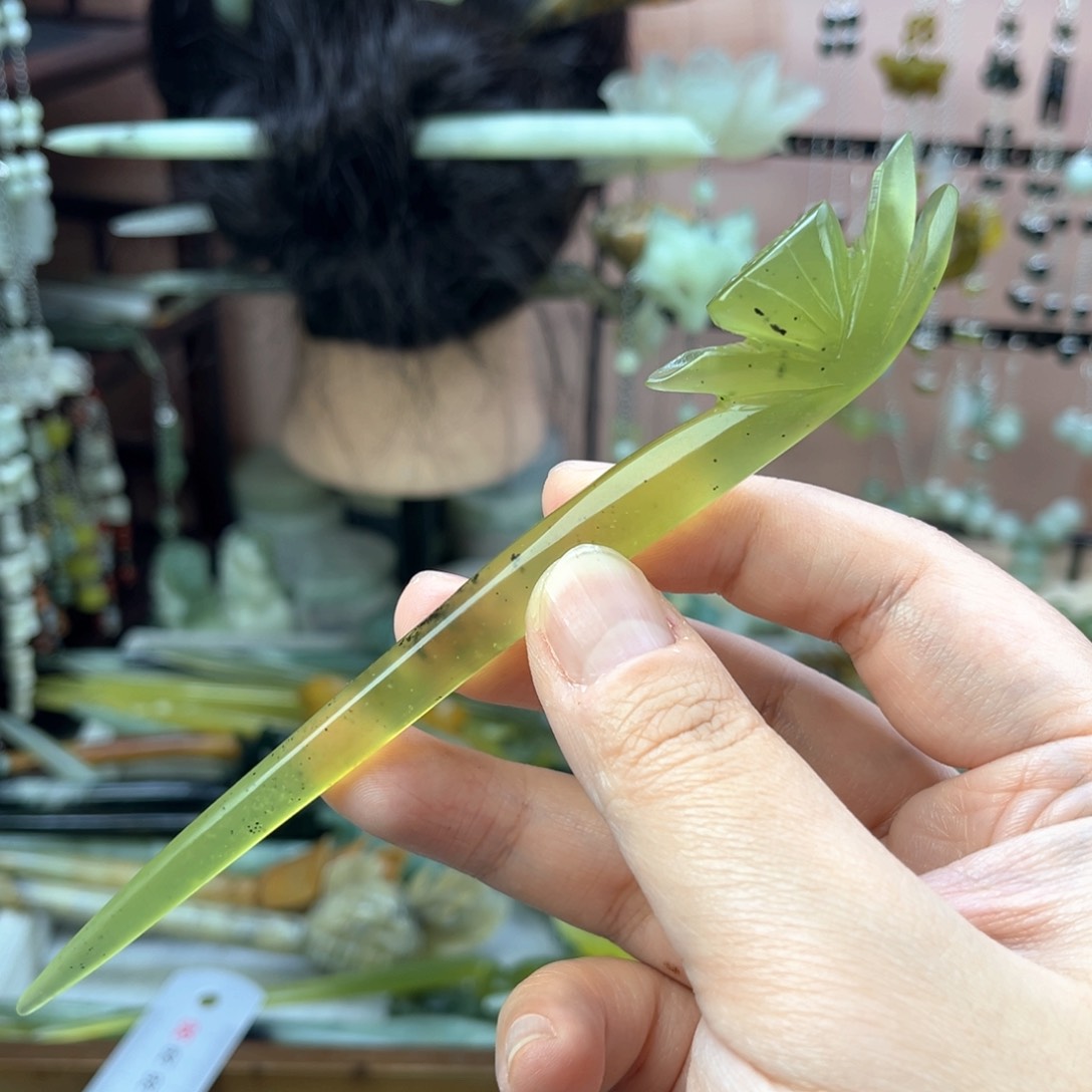 岫玉未镶嵌发饰长度15.5厘米左右，双面雕工