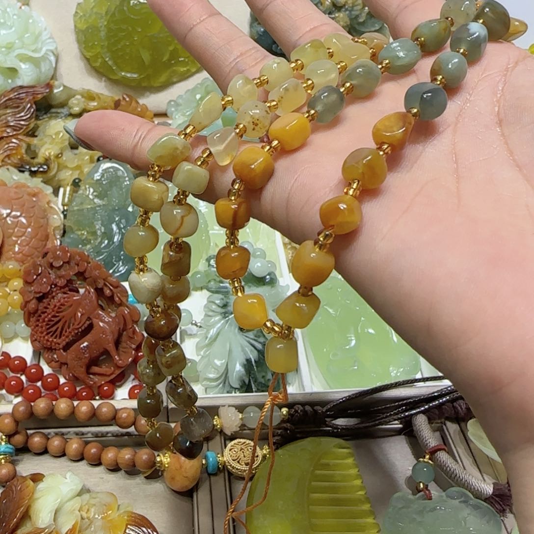 未镶嵌蛇纹石玉吊坠市***姐