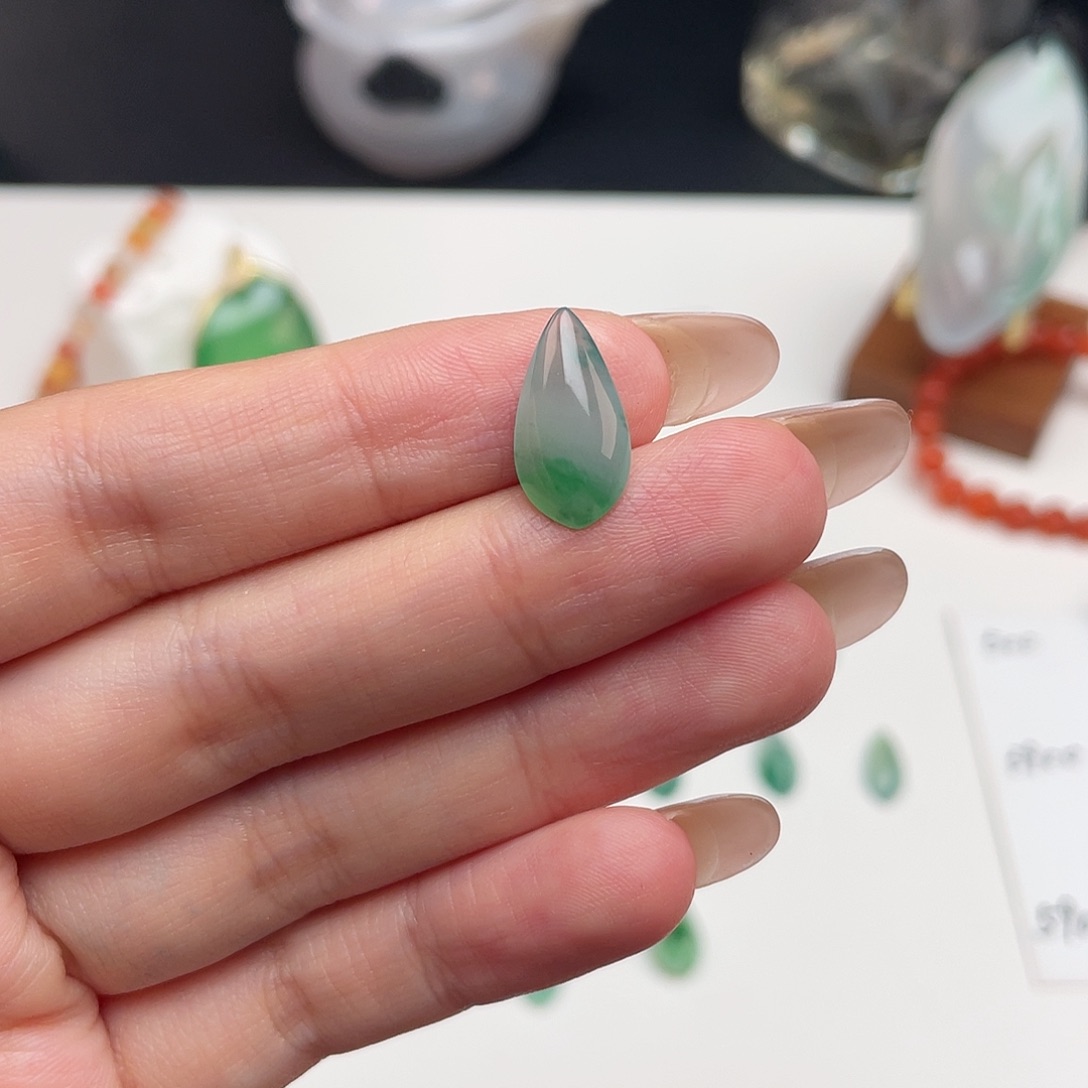 翡翠未镶嵌颈饰山水