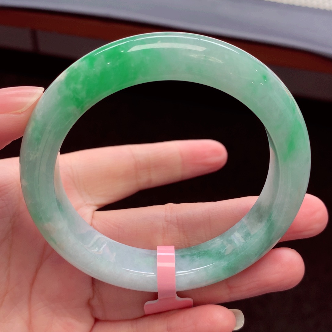 翡翠手镯未镶嵌翡翠