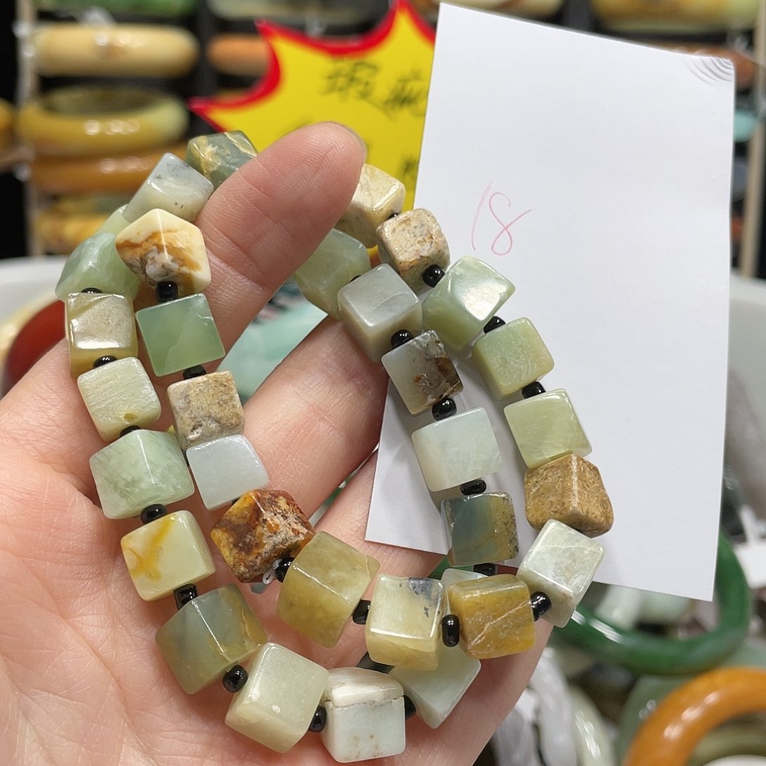 蛇纹石玉手串未镶嵌瑕