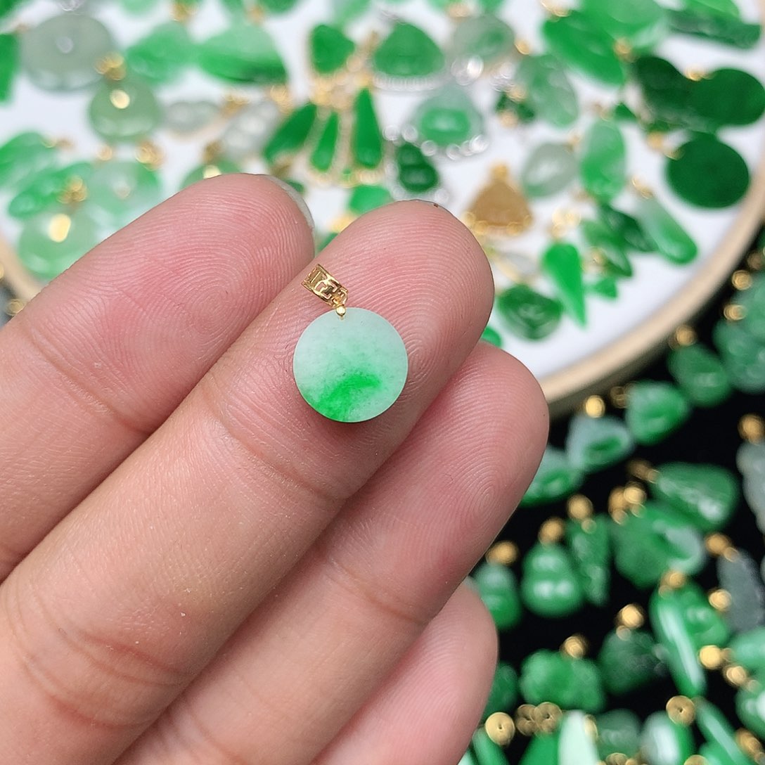 翡翠配石18K金扣 小巧精美飘阳绿小圆牌