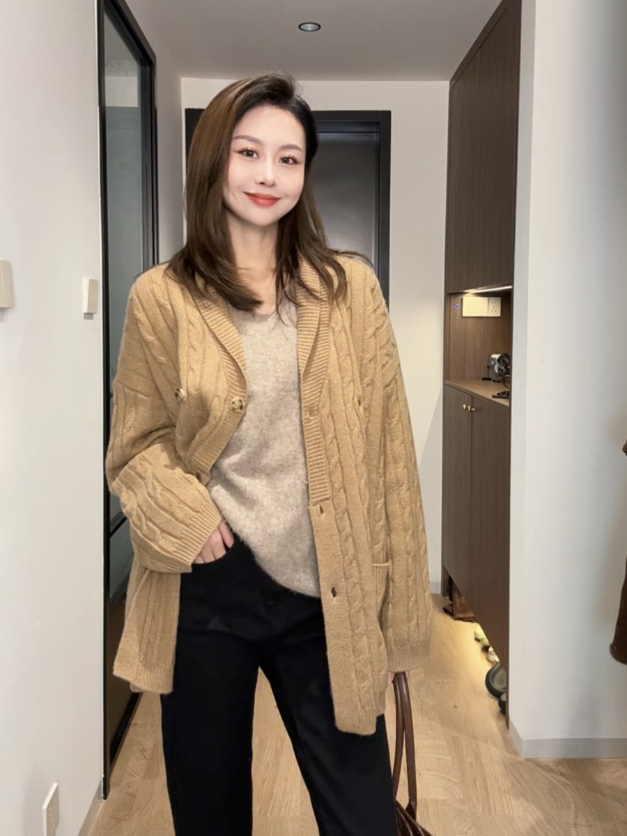老钱风松弛感卡其色麻花翻领羊毛混纺开衫女宽松显瘦百搭毛衣外套