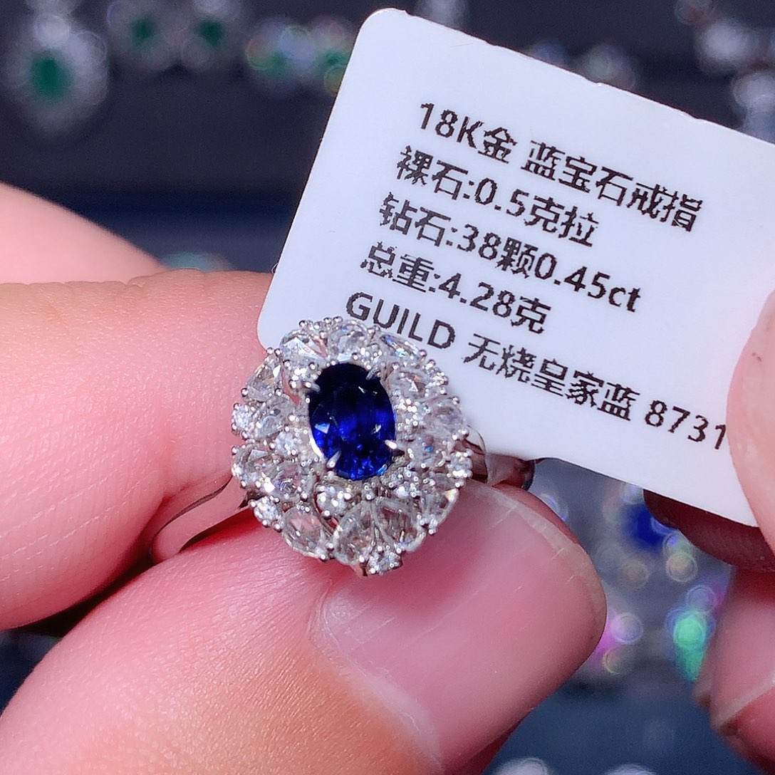 18K金镶嵌蓝宝石戒指