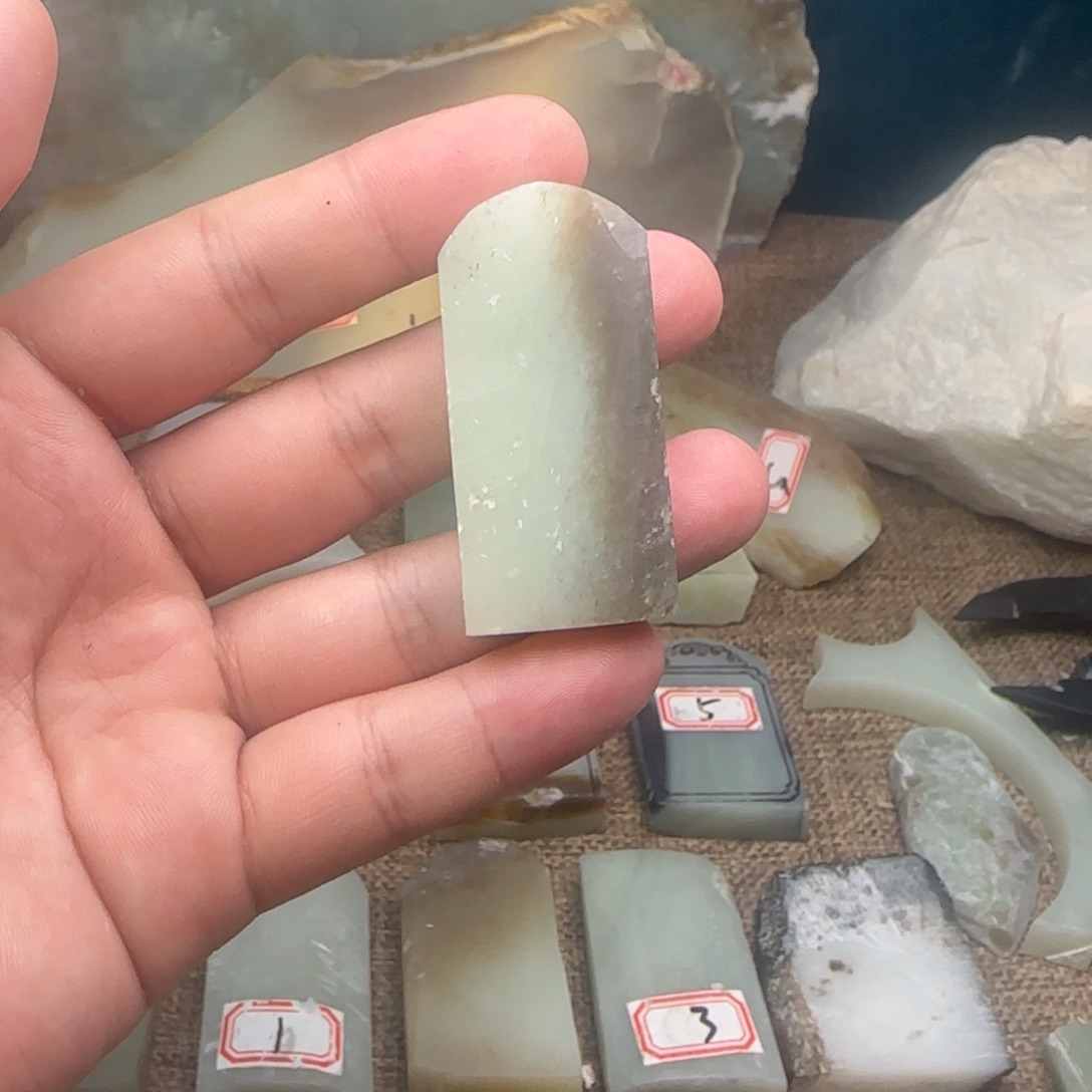 和田玉（糖玉）未镶嵌珠宝奇石