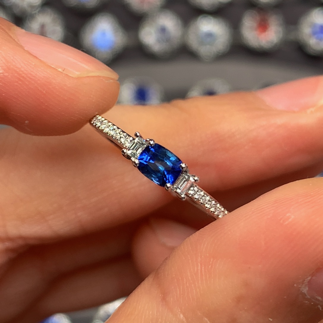 蓝宝石戒指18K金镶嵌