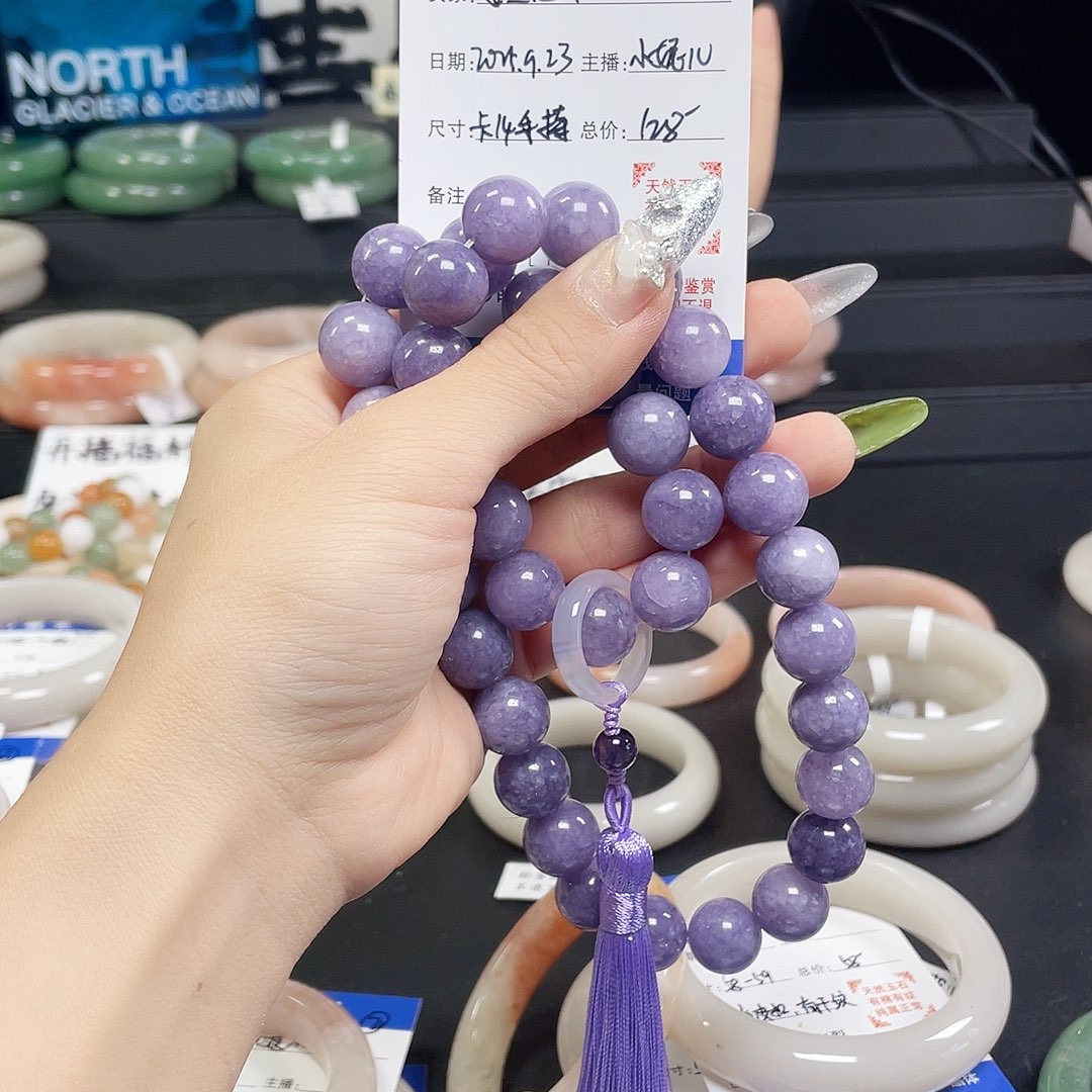 女***下未镶嵌手镯石英岩玉