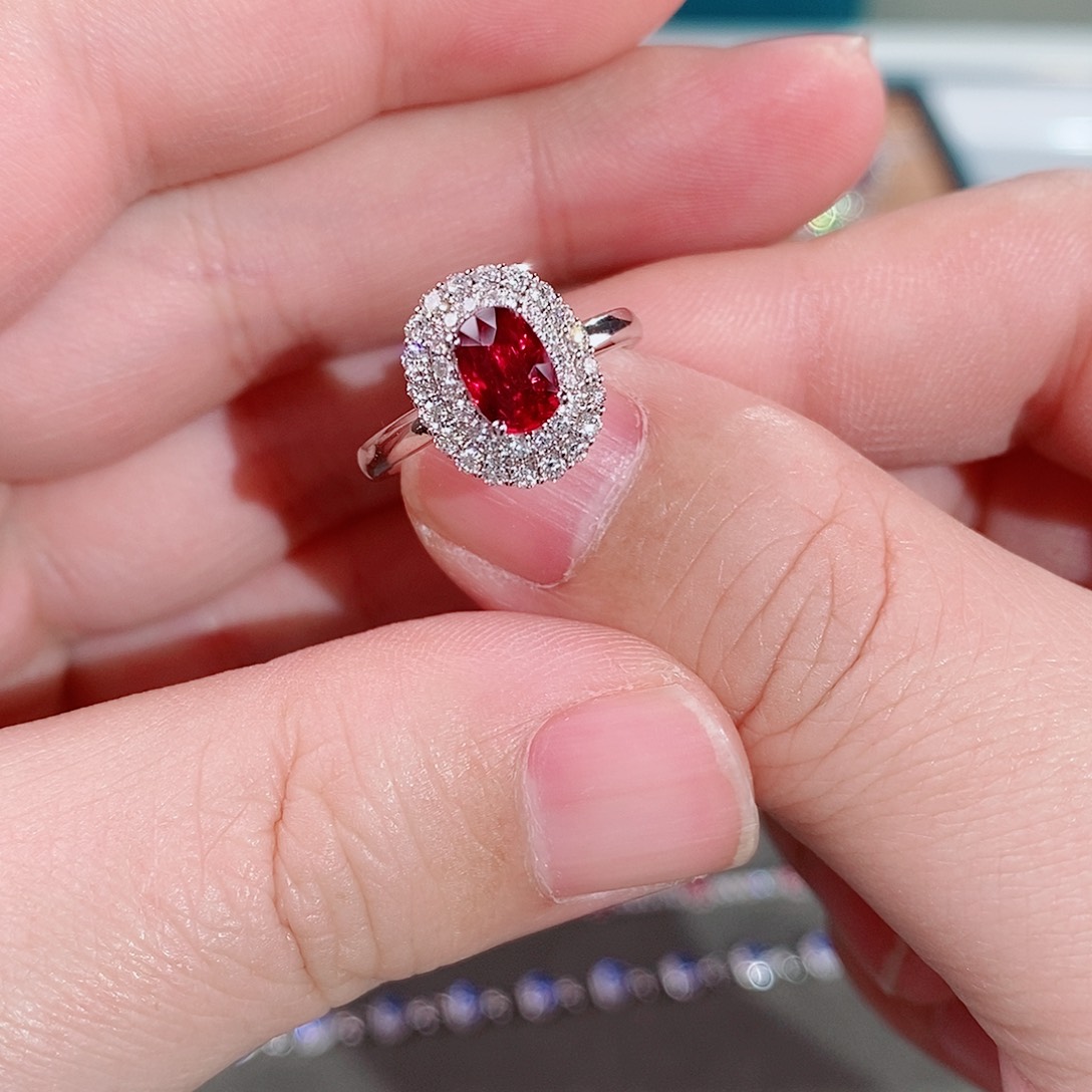 红宝石戒指18K金镶嵌吉尔德无烧鸽血红1.01克拉