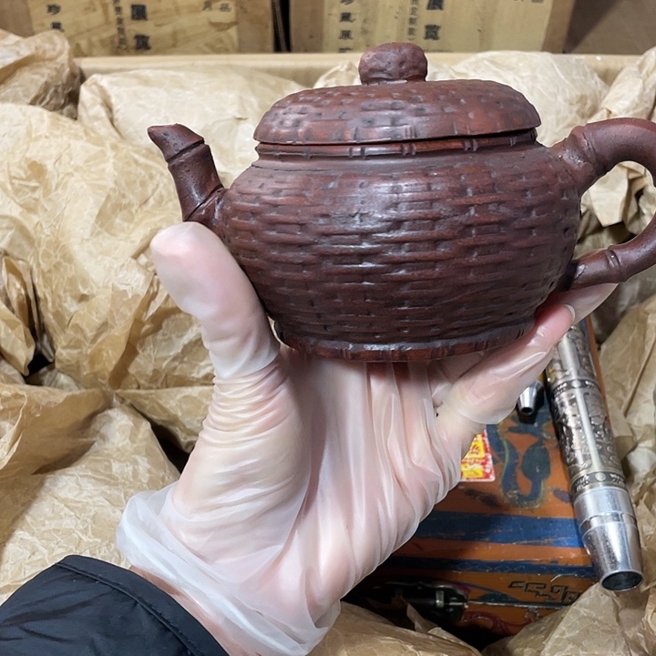紫砂茶壶矿泥料，纯手工制作的一把紫砂壶。