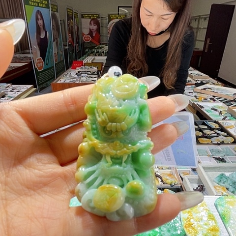 翡翠未镶嵌颈饰一个