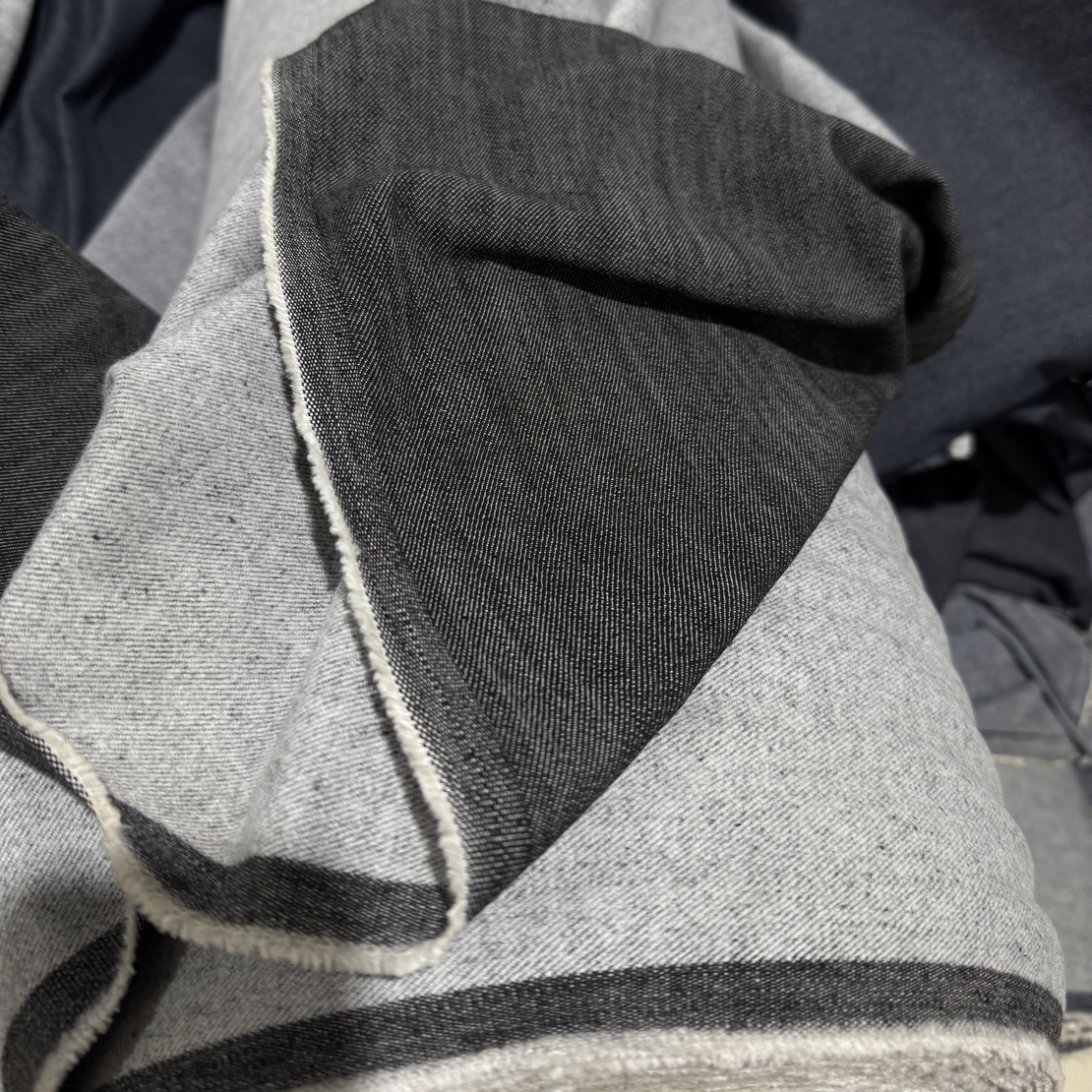 新款黑灰弹力牛仔布料百搭制作裤子裙子外套面料