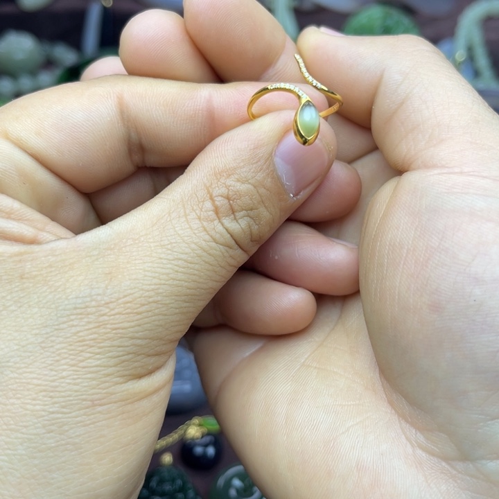 和田玉戒指18K金镶嵌