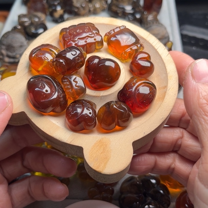 琥珀未镶嵌颈饰缅珀