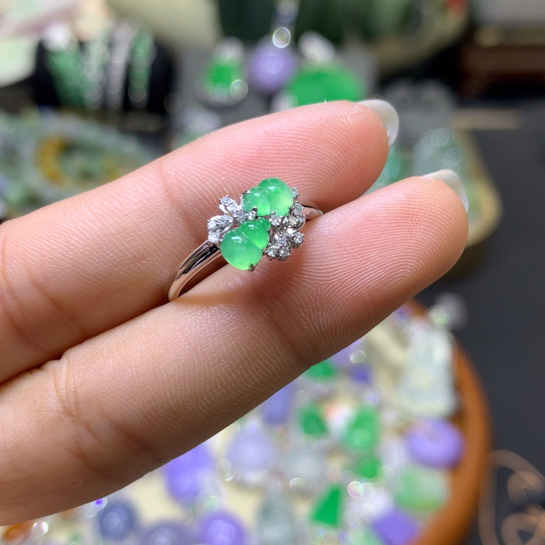 翡翠18K金镶嵌颈饰翡翠吊坠项链