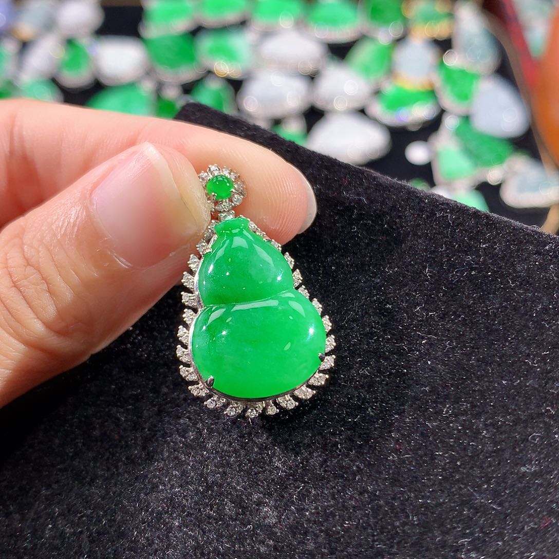 翡翠18K金镶嵌颈饰