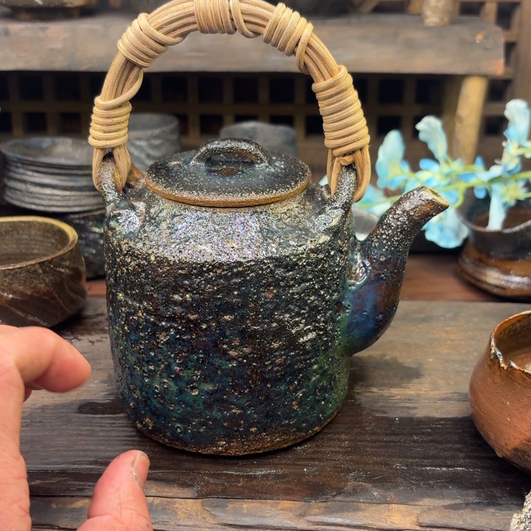 荥经黑砂壶提梁壶一只