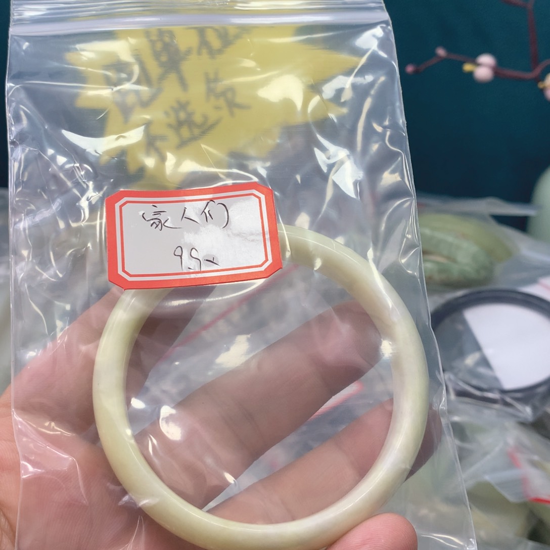 蛇纹石玉手镯未镶嵌家*们