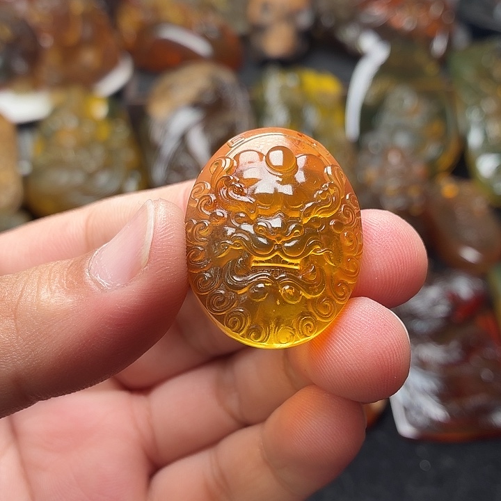 琥珀未镶嵌颈饰13