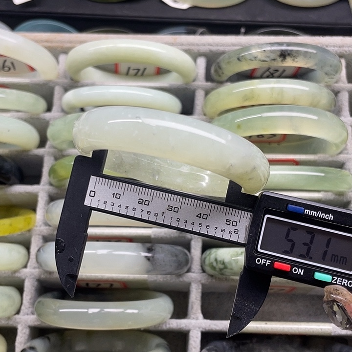 蛇纹石玉未镶嵌手镯187