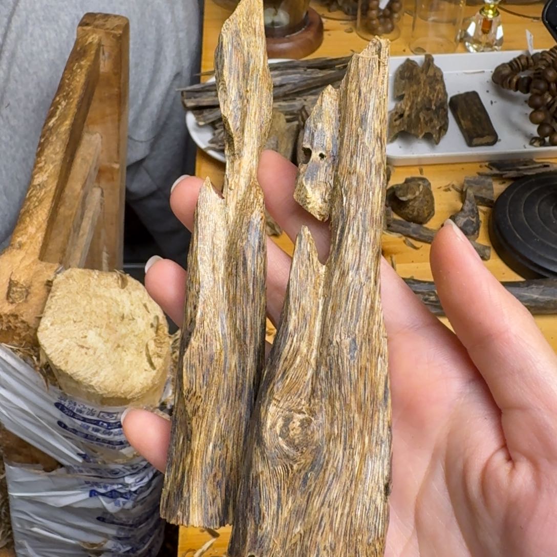 沉香沉香碎屑蓝宝石品种块料31克