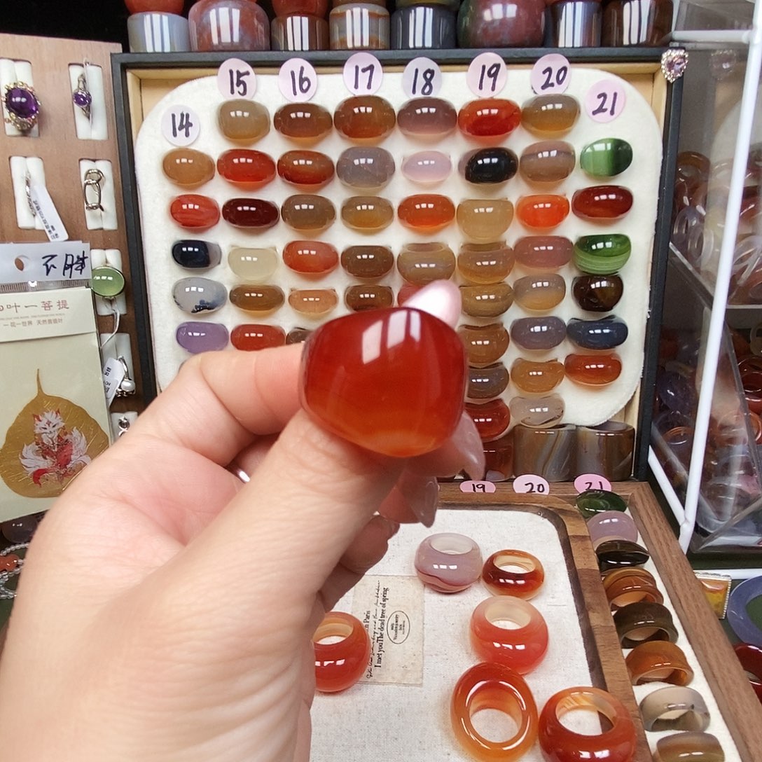 艳***玛瑙/玉髓未镶嵌戒指