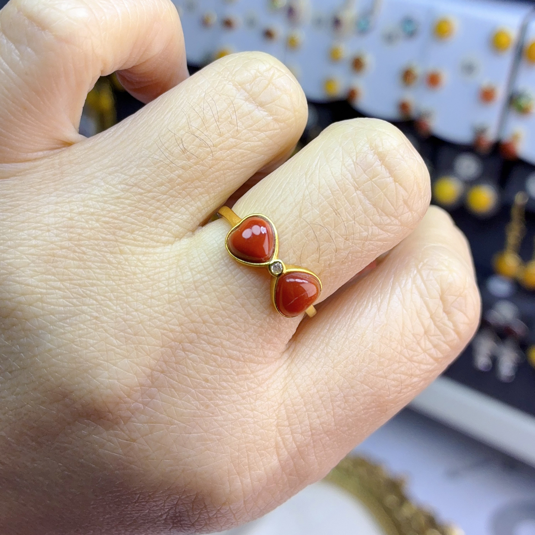 通体925银镶嵌天然南红蝴蝶结戒指