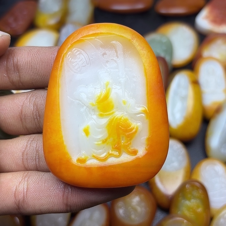 和田玉颈饰未镶嵌谁**锋