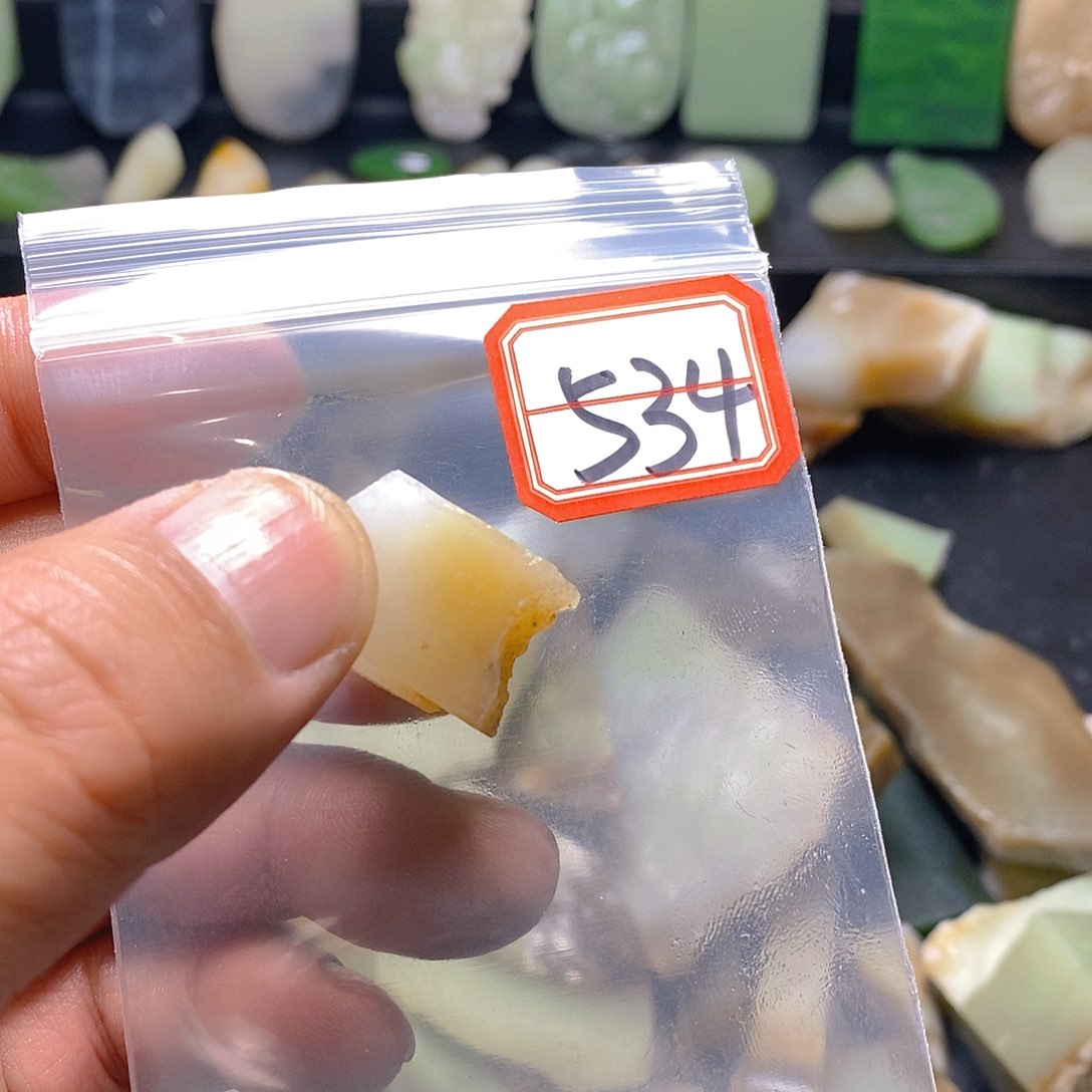 未镶嵌和田玉（糖玉）珠宝半成品双**画