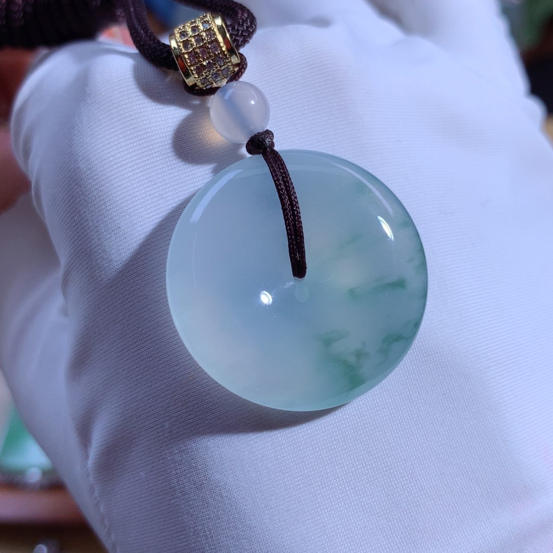 翡翠颈饰未镶嵌平安扣