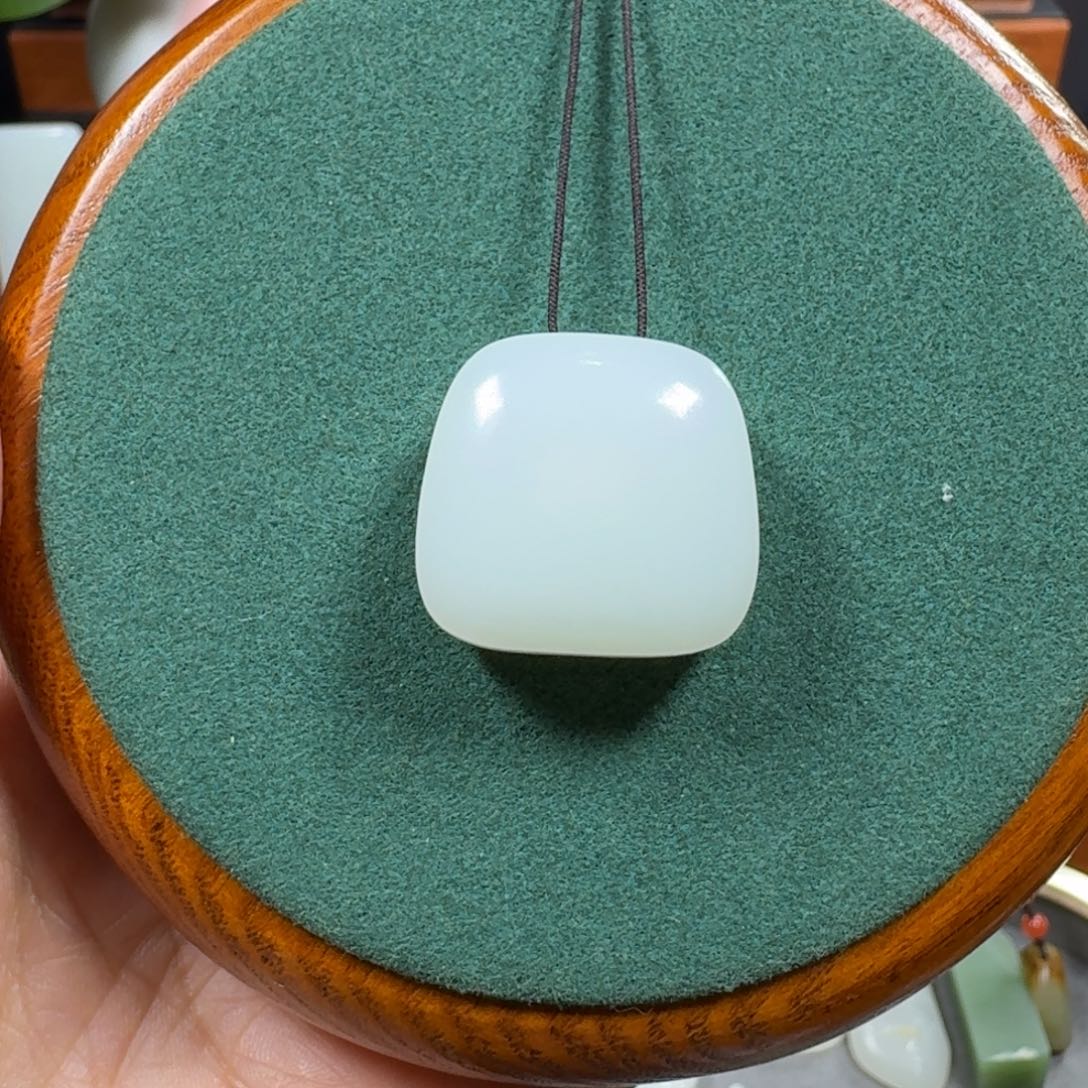 和田玉颈饰未镶嵌细**流