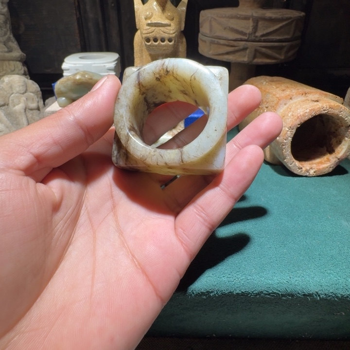 和田玉（糖玉）颈饰未镶嵌极****A