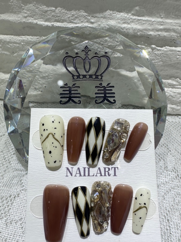 手工棋盘菱格美甲高档轻奢穿戴甲显白闪钻设计