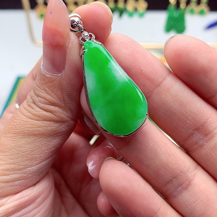 翡翠颈饰18K金镶嵌翡翠