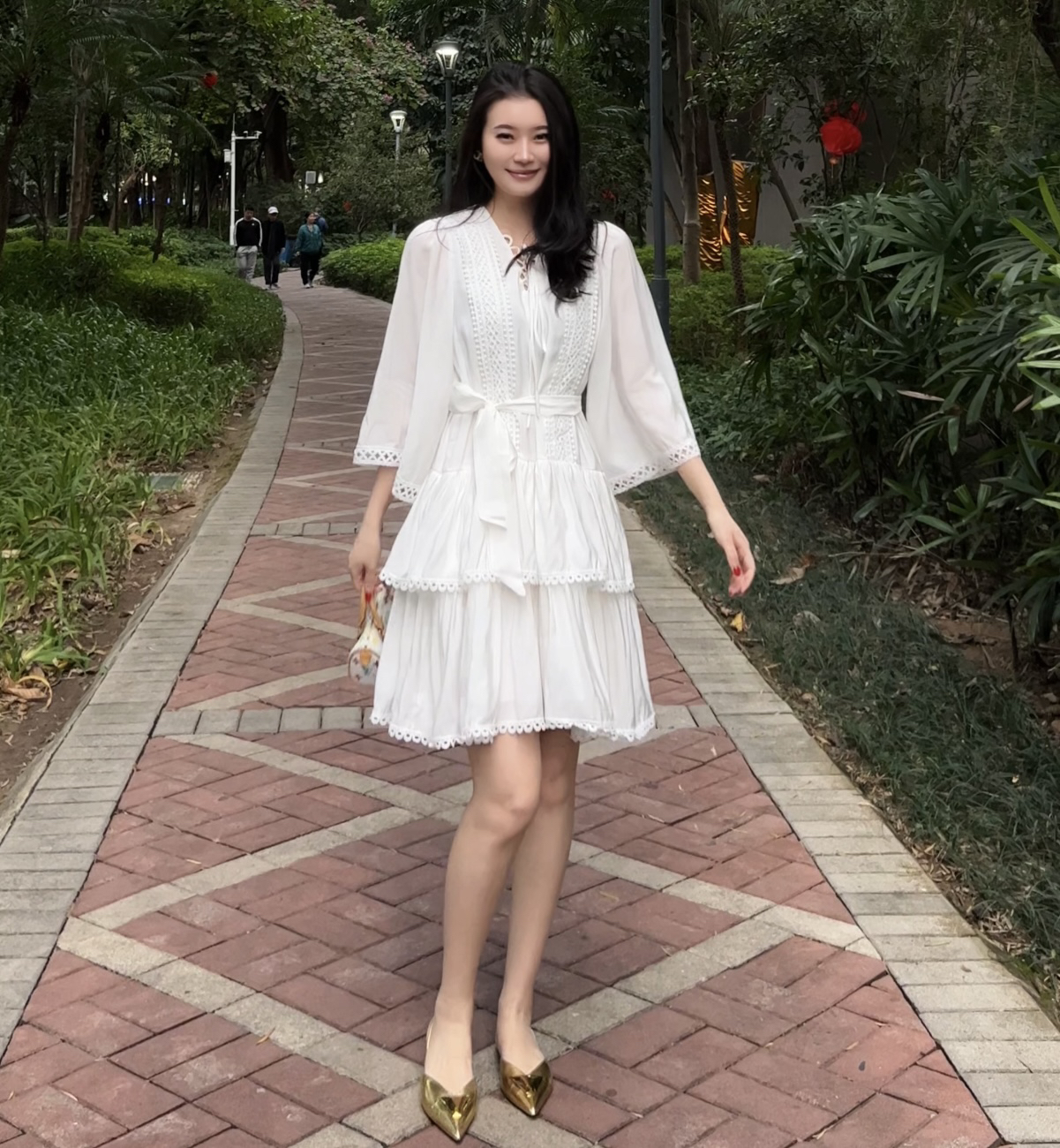 樺仔 比初恋甜 重工刺绣v领系带纯色连衣裙显瘦