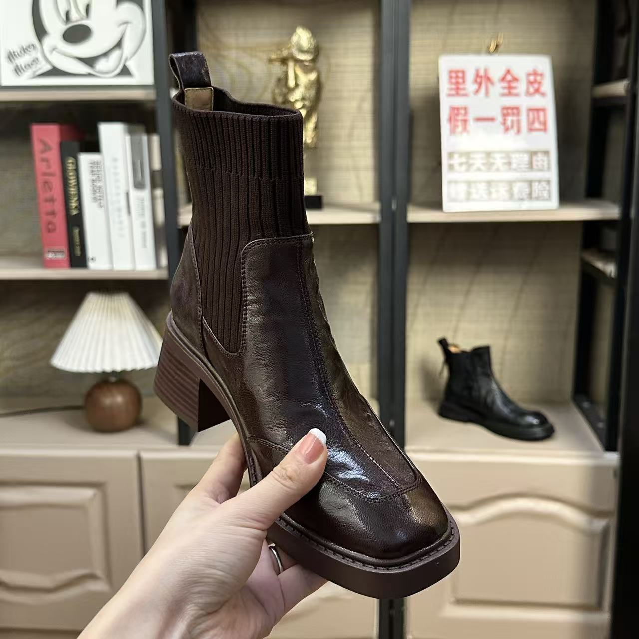 秋冬季新款粗跟中跟气质复古港风真皮圆头厚底百搭短靴女